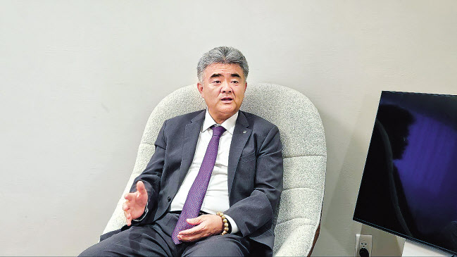 정원주 대우건설 회장이 지난 16일 베트남 하노이에서 베트남 공동취재진과 인터뷰를 하고 있다. [국토부 공동취재단]