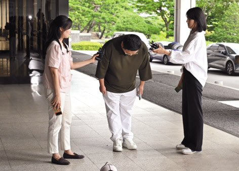 유튜버 구제역(본명 이준희)이 15일 오후 서울 서초구 서울중앙지검에 조사를 받기위해 자진 출석하고 있다. 구제역은 구독자 1000만여 명을 보유한 유튜버 쯔양(본명 박정원)의 과거를 폭로하겠다고 협박한 혐의를 받고 있다. 임세준 기자