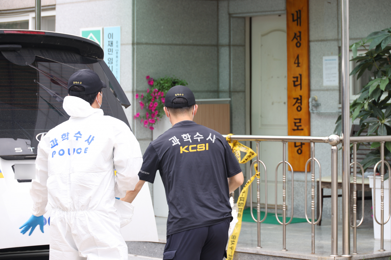 경북경찰청 감식반이 17일 경북 봉화군 봉화읍 내성4리 경로당을 찾아 감식하고 있다. 지난 15일 복날 이곳 경로당에 다니는 41명이 함께 오리고기 식당에서 점심을 먹고 난 뒤 60&sim;70대 4명이 중태에 빠졌다. 이들의 위세척액에서는 살충제 성분이 확인됐다. 연합뉴스