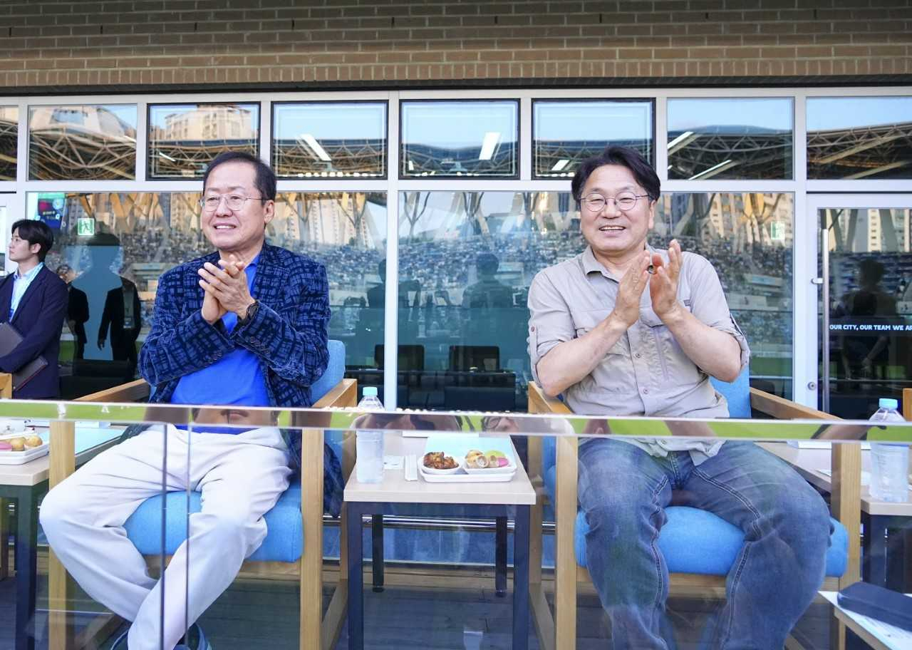 강 시장과 홍 시장은 21일 저녁 대구시 DGB대구은행파크에서 열린 K리그 ‘광주FC-대구FC 축구 경기’를 관람했다.