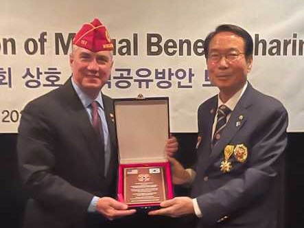 한국과 미국 재향군인회가 회원들의 복지혜택을 공유하게 될 전망이다. 대한민국재향군인회(향군)는 신상태(오른쪽) 향군회장이 지난 19일 휴스턴을 방문해 다니엘 시하퍼 미 재향군인회 회장과 만난 자리에서 한미 향군 회원들이 상대국을 방문했을 때 병원과 레스토랑 등 협약된 할인 가맹점을 상호 이용하는데 원칙적으로 합의했다고 22일 밝혔다. [재향군인회 제공]