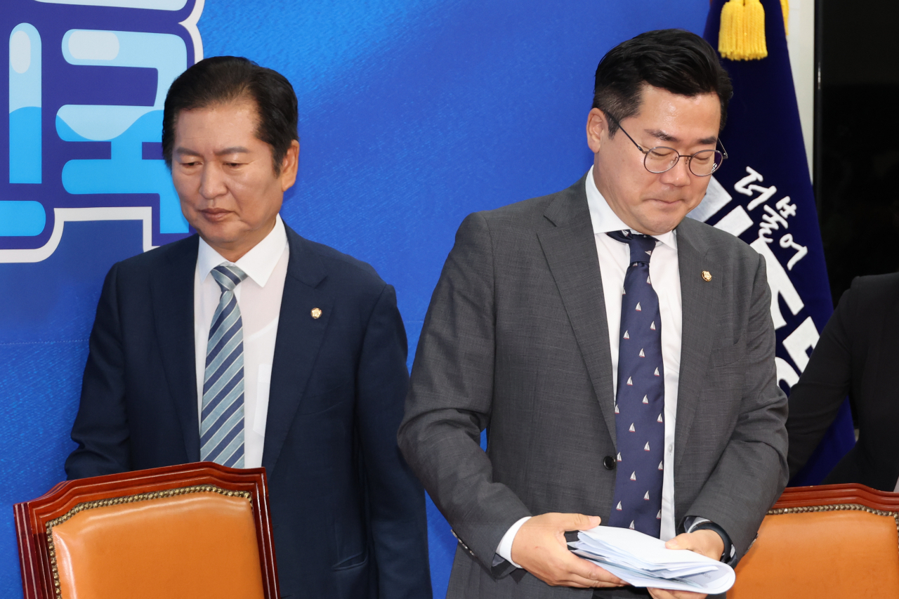 박찬대 더불어민주당 당대표 직무대행 겸 원내대표와 정청래 최고위원이 22일 오전 서울 여의도 국회에서 열린 최고위원회의에 참석하고 있다. [연합]
