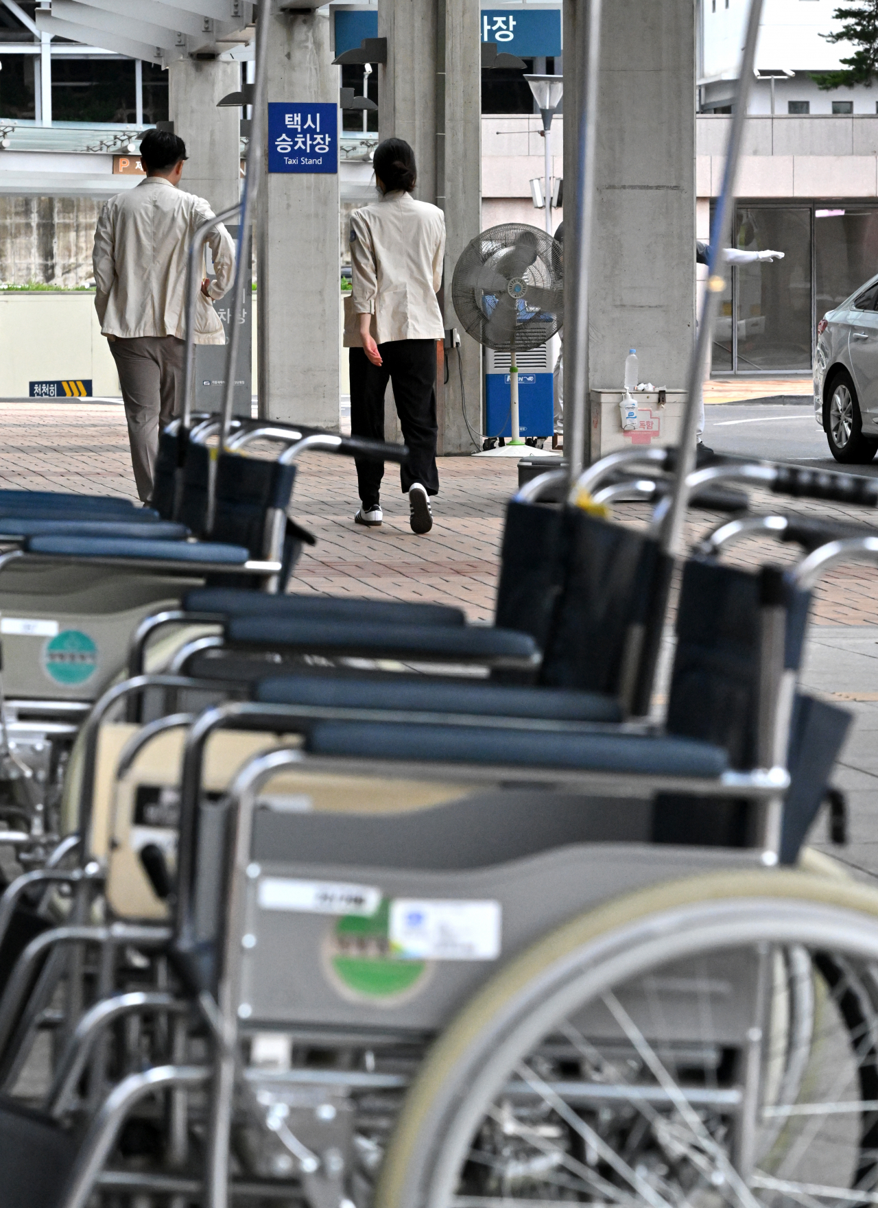전국의 수련병원이 22일부터 하반기 전공의 모집을 시작했지만, 지원 자체가 많지 않을 것으로 보인다. 이날 오전 서울 서초구 가톨릭대학교 서울성모병원에서 의사들이 별관으로 이동하고 있다. 임세준 기자