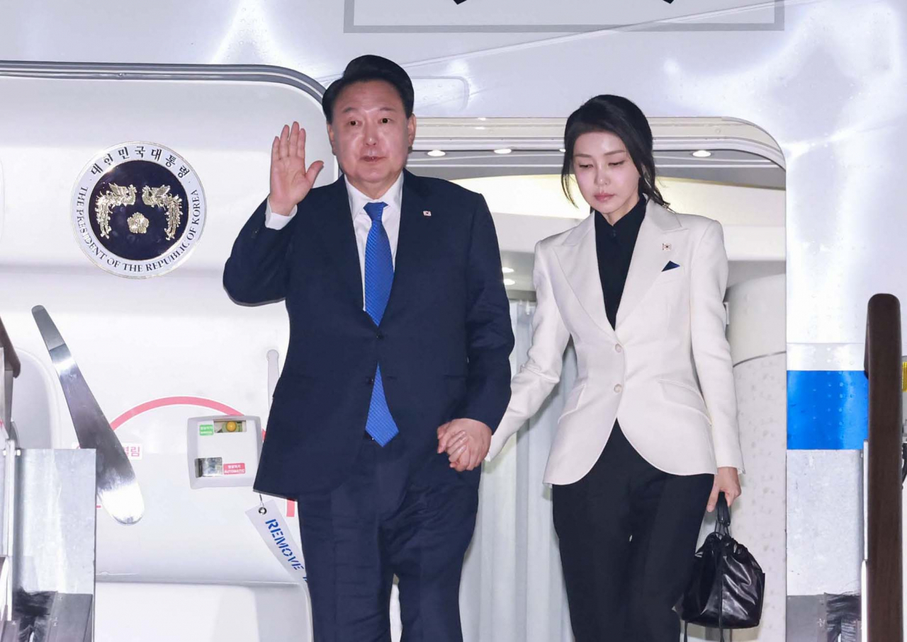북대서양조약기구(NATO·나토) 75주년 정상회의에 참석했던 윤석열 대통령과 김건희 여사가 12일 오후 경기 성남 서울공항을 통해 귀국, 전용기인 공군 1호기에서 내리며 인사하고 있다. [연합]