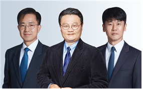 법무법인 YK ‘디지털 자산센터’를 이끌어 가는 김도형(왼쪽부터), 추원식 센터장과 이상목 부센터장. [YK 제공]