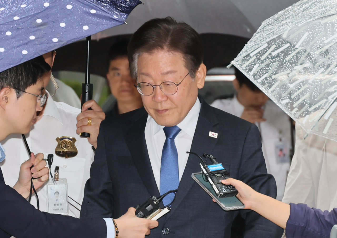 이재명 전 더불어민주당 대표가 22일 오후 서울 서초구 서울중앙지법에서 열리는 ‘공직선거법 재판 위증교사 혐의’ 관련 1심 속행 공판에 출석하기 위해 법정으로 향하고 있다. [연합]