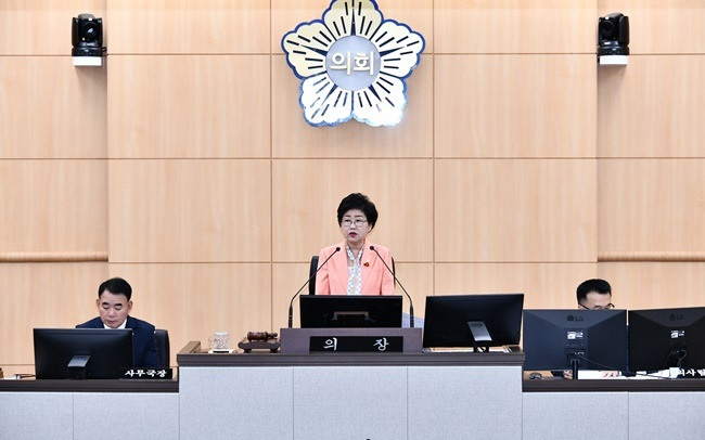 여수시의회 본회의장에서 백인숙 의장이 회의를 진행하고 있다.