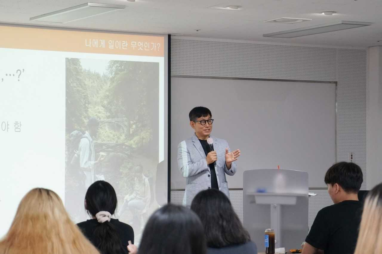정영일 이랜드재단 대표가 자립준비청년들을 대상으로 올바른 직업관에 대해 강의했다. [이랜드재단 제공]