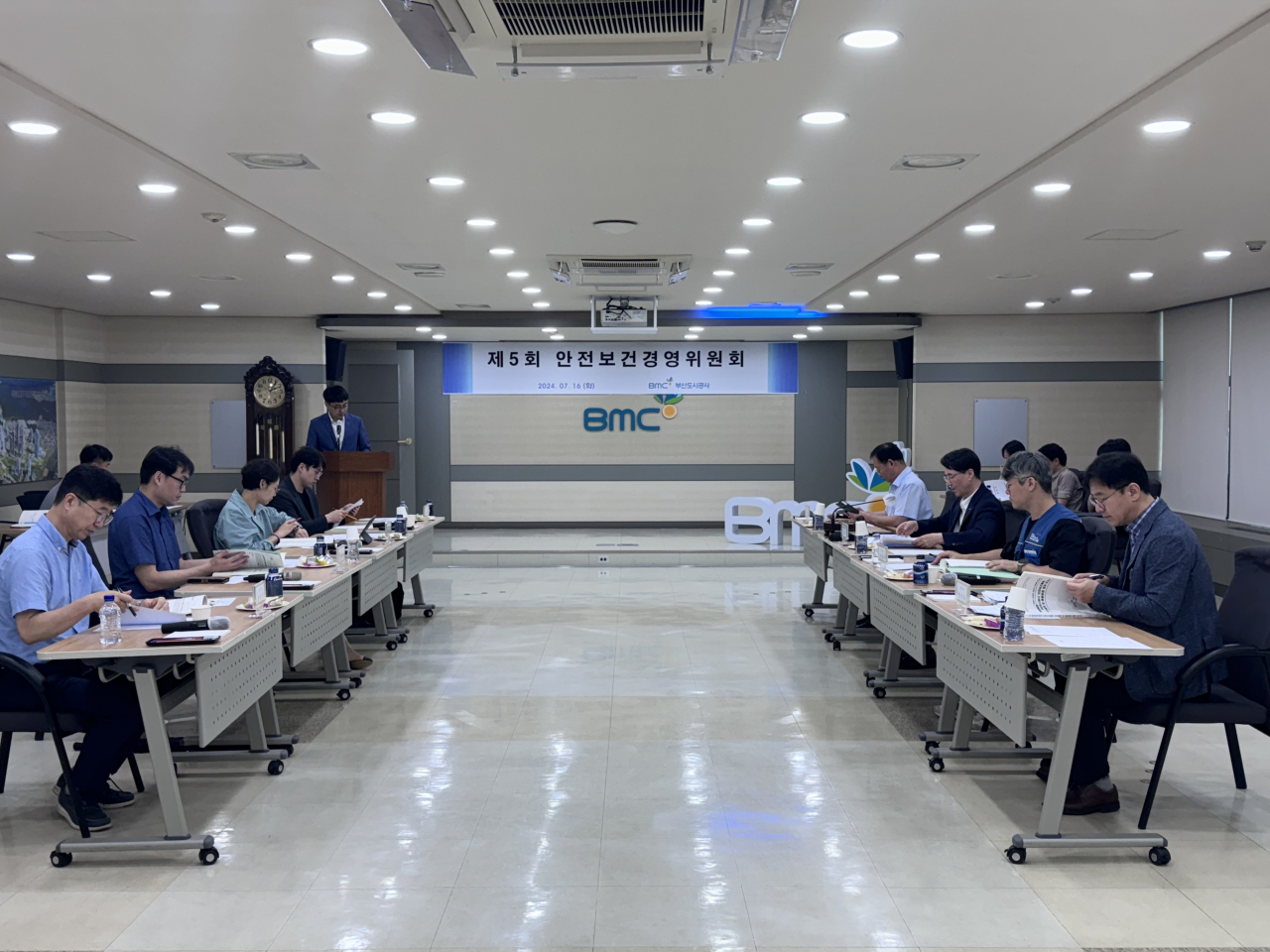지난 16일 부산도시공사가 안전보건경영위원회를 진행하고 있다. [사진=부산도시공사]