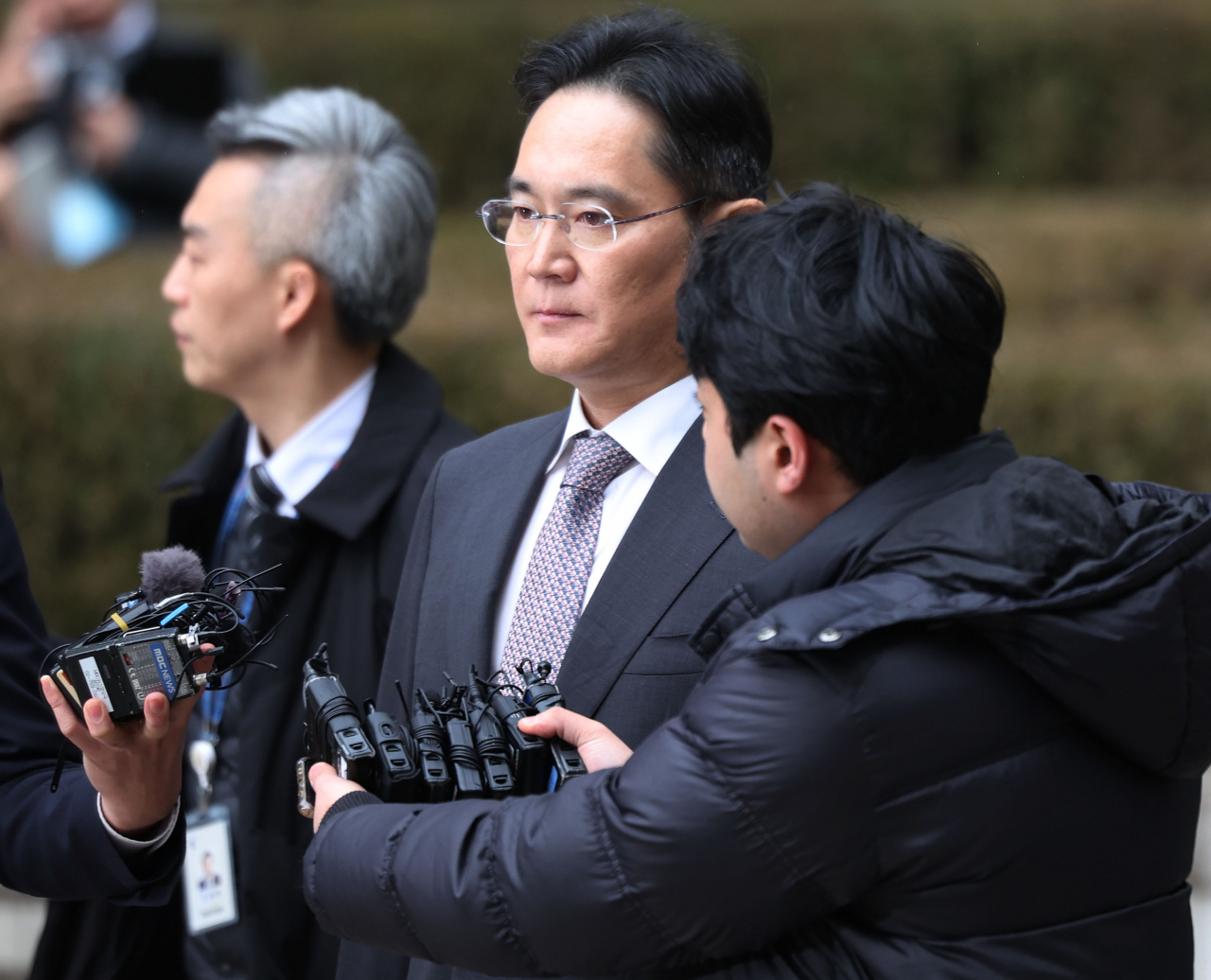 이재용 삼성전자 회장이 5일 오후 서울 서초구 서울중앙지방법원에서 열린 삼성그룹 경영권 승계 관련 부당합병·회계부정 혐의 1심 선고 공판에서 무죄판결을 받은 뒤 법원을 나서고 있다. [연합]