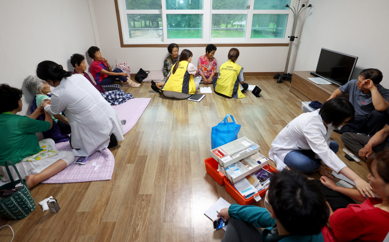 지난 18일 문경시 산북면에서 진행된 호우 피해 대비 주민대피 모습.[경북도 제공]