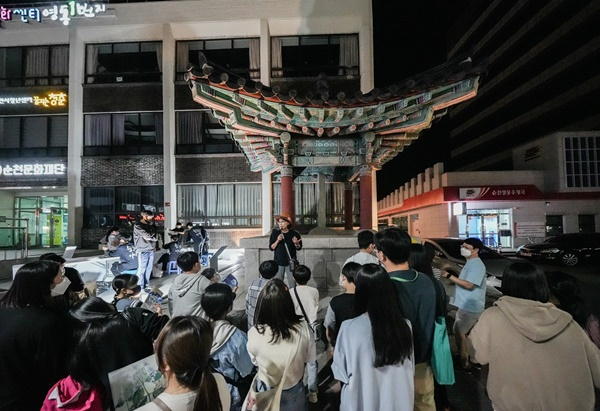 순천 팔마비 앞에서 열리고 있는 야행 프로그램 자료 사진.