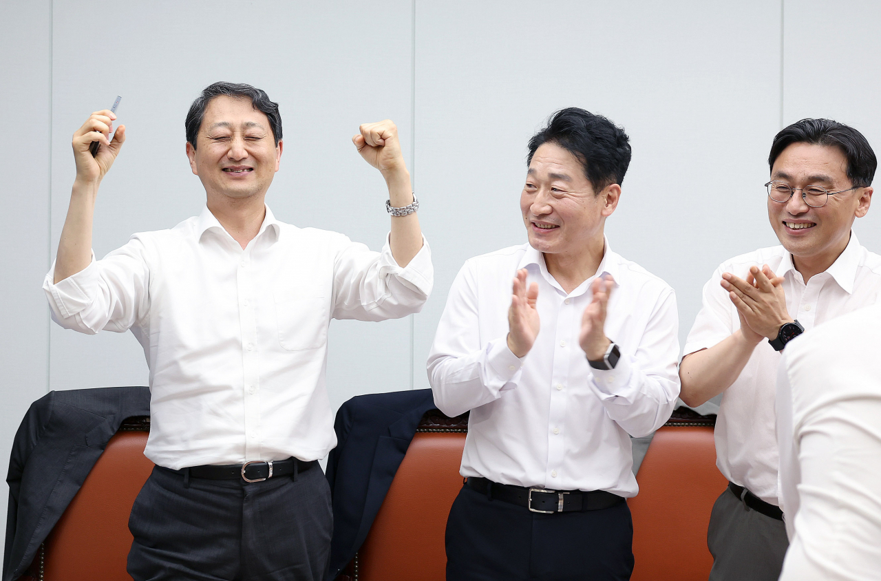 안덕근 산업통상자원부 장관을 비롯한 산업부 주요 간부들이 17일 밤 한국수력원자력이 체코 원전 우선협상대상자로 선정됐다는 현지 발표 방송을 보면서 환호하고 있다. [연합]