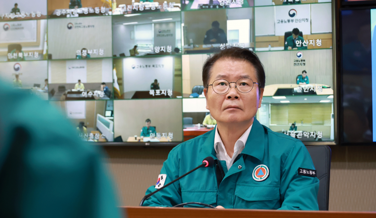 이정식 고용노동부 장관이 지난 19일 서울 중구 서울고용노동청에서 영상으로 열린 긴급 전국 기관장 산업안전 점검회의를 주재하고 있다. [연합]