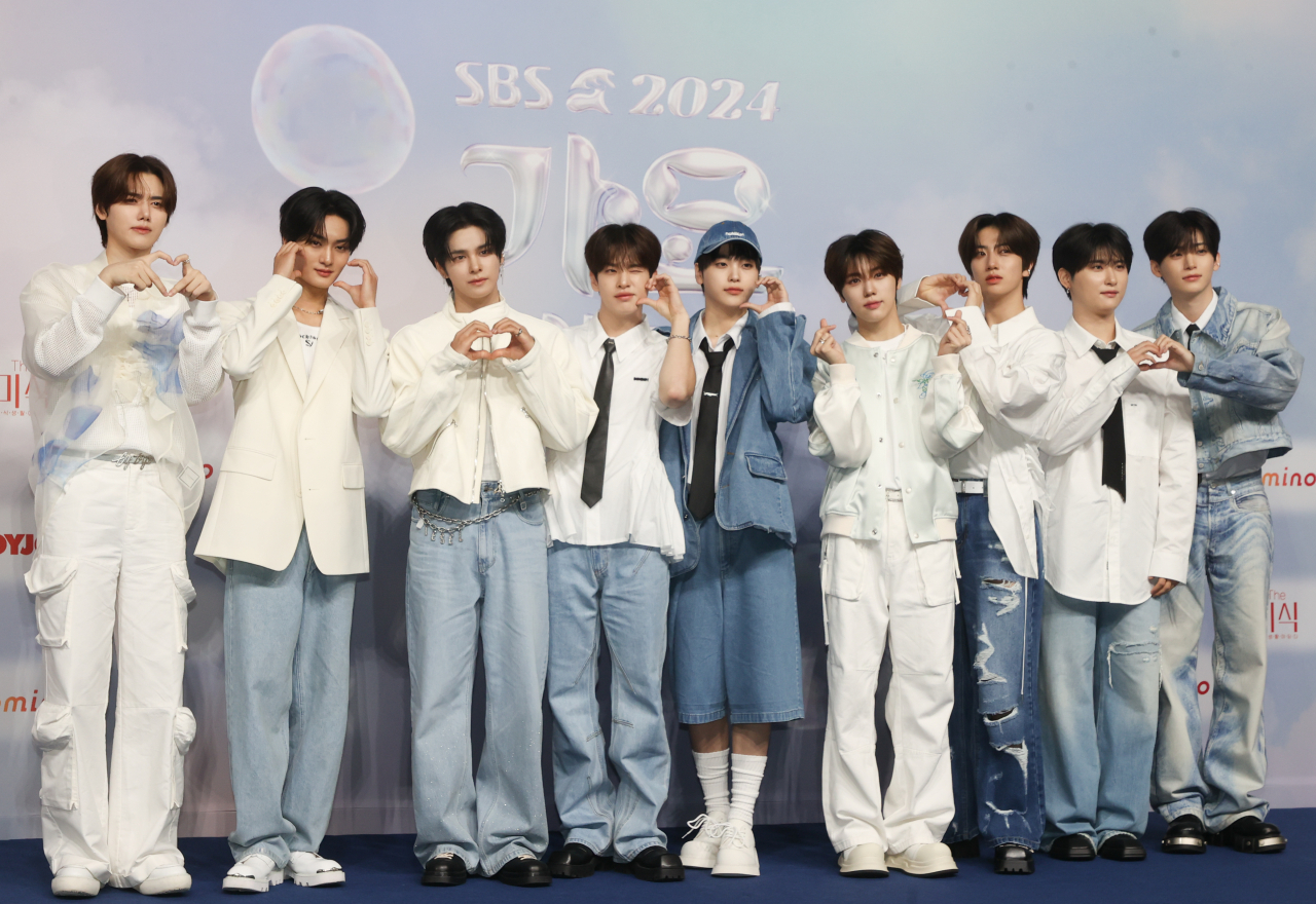 그룹 크래비티가 지난 21일 오후 인천 영종도 인스파이어 엔터테인먼트 리조트에서 열린 SBS 2024 가요대전 서머 블루카펫 행사에서 포즈를 취하고 있다. [연합]