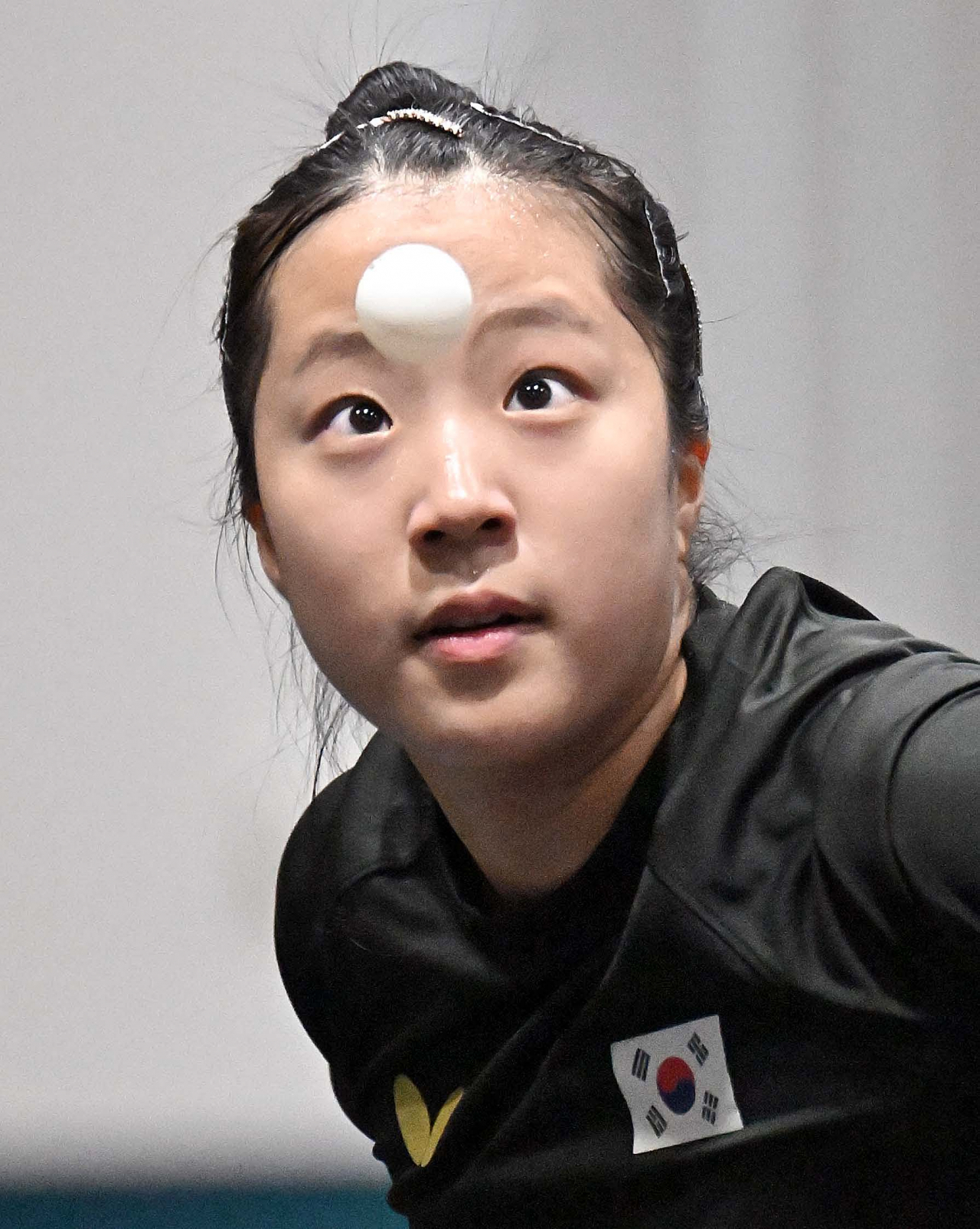 [헤럴드경제(파리)=이상섭 기자] 22일(현지시간) 오후 프랑스 사우스 파리 아레나4에 마련된 탁구 경기장에서 신유빈이 훈련하고 있다.