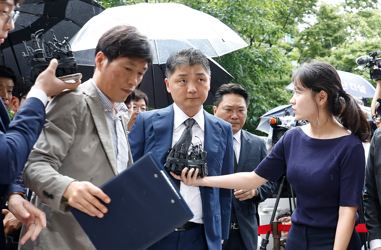 첫 재판서 ‘정장’ 입고 나온 김범수…‘무죄 의지’ 피력일까[취재메타]