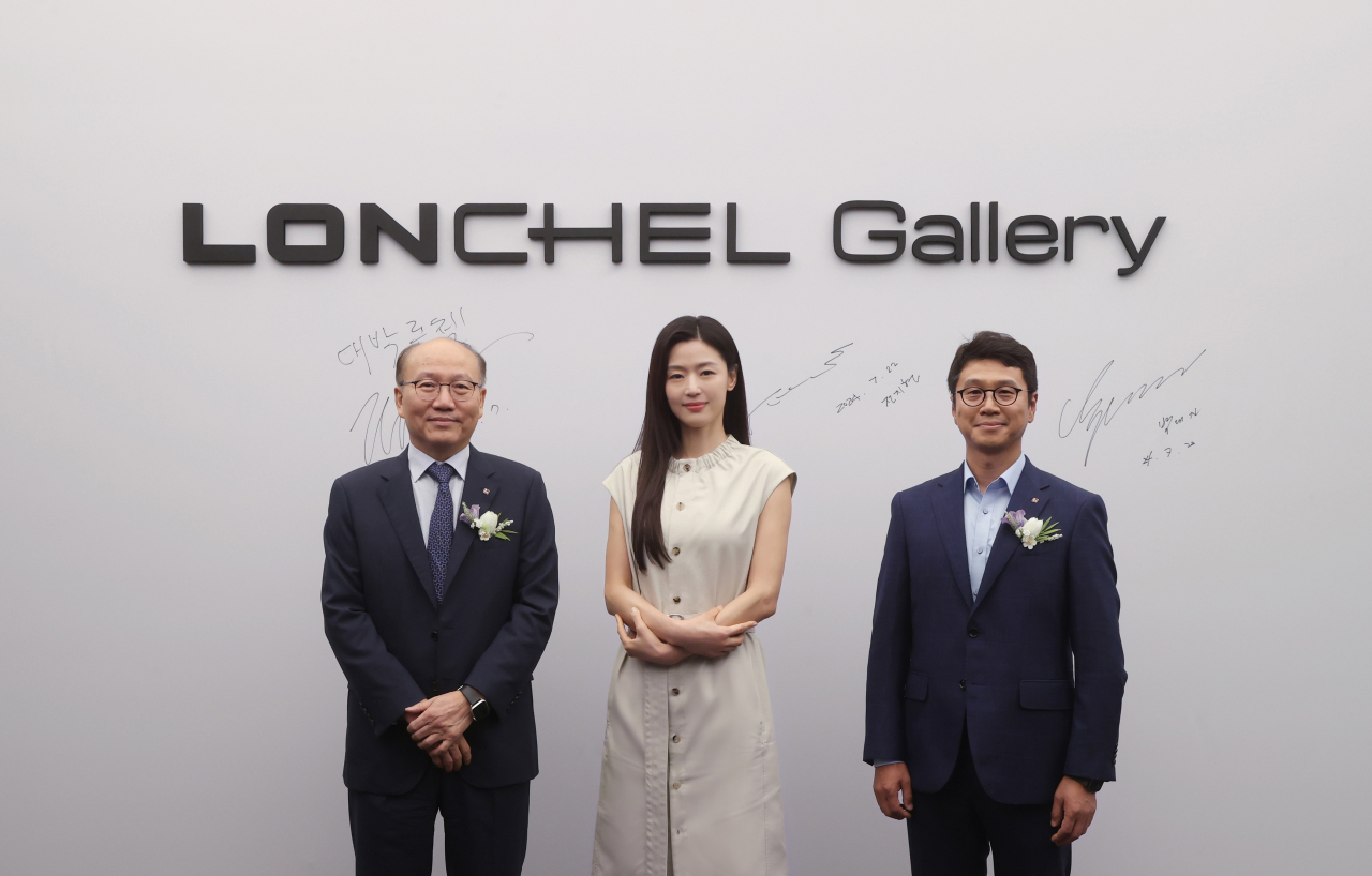 22일 서울 강남구 삼성동 '론첼 갤러리'에서 열린 오픈 행사에서 한명호(왼쪽) LX하우시스 사장, 박대진(오른쪽) B2B담당 이사, 광고모델 배우 전지현 씨가 오픈 기념 사진을 찍고 있다.[LX하우시스 제공]