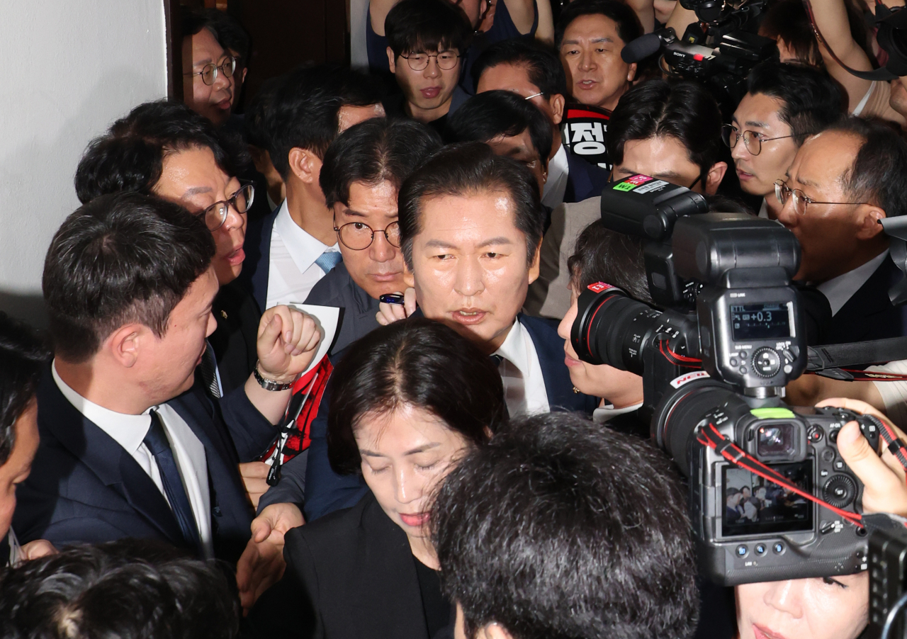 정청래 국회 법제사법위원회 위원장이 국민의힘 의원들의 항의를 받으며 지난 19일 오전 ‘윤석열 대통령 탄핵소추안 발의 요청’ 국민동의 청원 청문회가 열리는 회의장으로 향하고 있다. [연합]