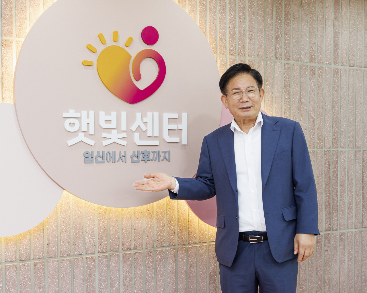 서울 마포구는 35세 이상 임산부에게 의료비 50만원을 지원한다고 23일 밝혔다. 햇빛센터 앞에 선 박강수 마포구청장.[마포구 제공]