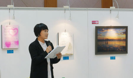 노인숙 부산화랑협회 사업이사가 제15대 회장 선거 출마를 선언하고 협회의 변화와 투명성을 강조하고 있다. [사진=해오름 갤러리]