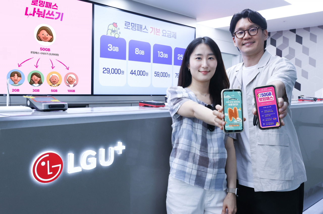 LG유플러스 임직원이 인천공항 내 로밍 센터에서 ‘로밍패스 나눠쓰기’를 소개하는 모습. [LG유플러스 제공]