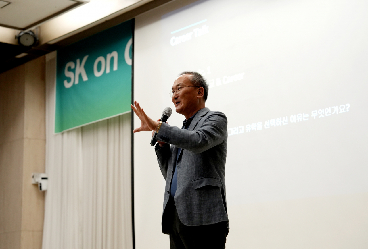 SK온 최고경영자(CEO)인 이석희 대표이사가 지난 22일 서울 관악구 서울대학교 내 교수회관을 방문해 ‘CEO 특강’을 진행하고 있다. [SK온 제공]