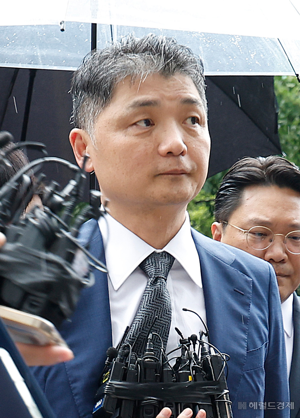김범수 카카오 경영쇄신위원장이 지난 22일 오후 서울 양천구 남부지방법원에서 열린 구속 전 피의자 심문(영장실질심사)에 출석하고 있다. [임세준 기자]