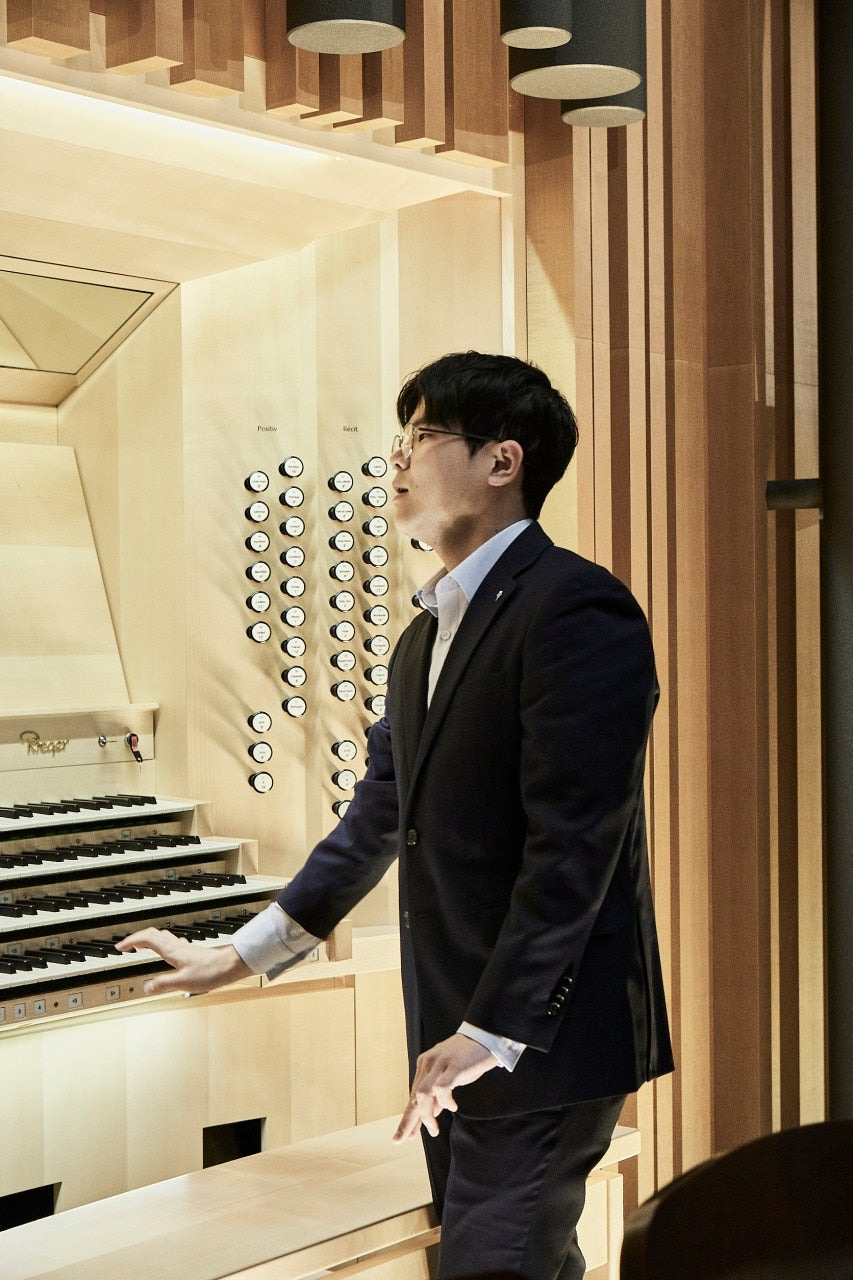 롯데콘서트홀의 시그니처 프로그램 ‘오르간 오딧세이’ 무대에 서는 오르가니스트 이민준이 지난 22일 서울 송파구 롯데콘서트홀에서 오르간 원리에 대해 설명하는 모습[롯데문화재단 제공]