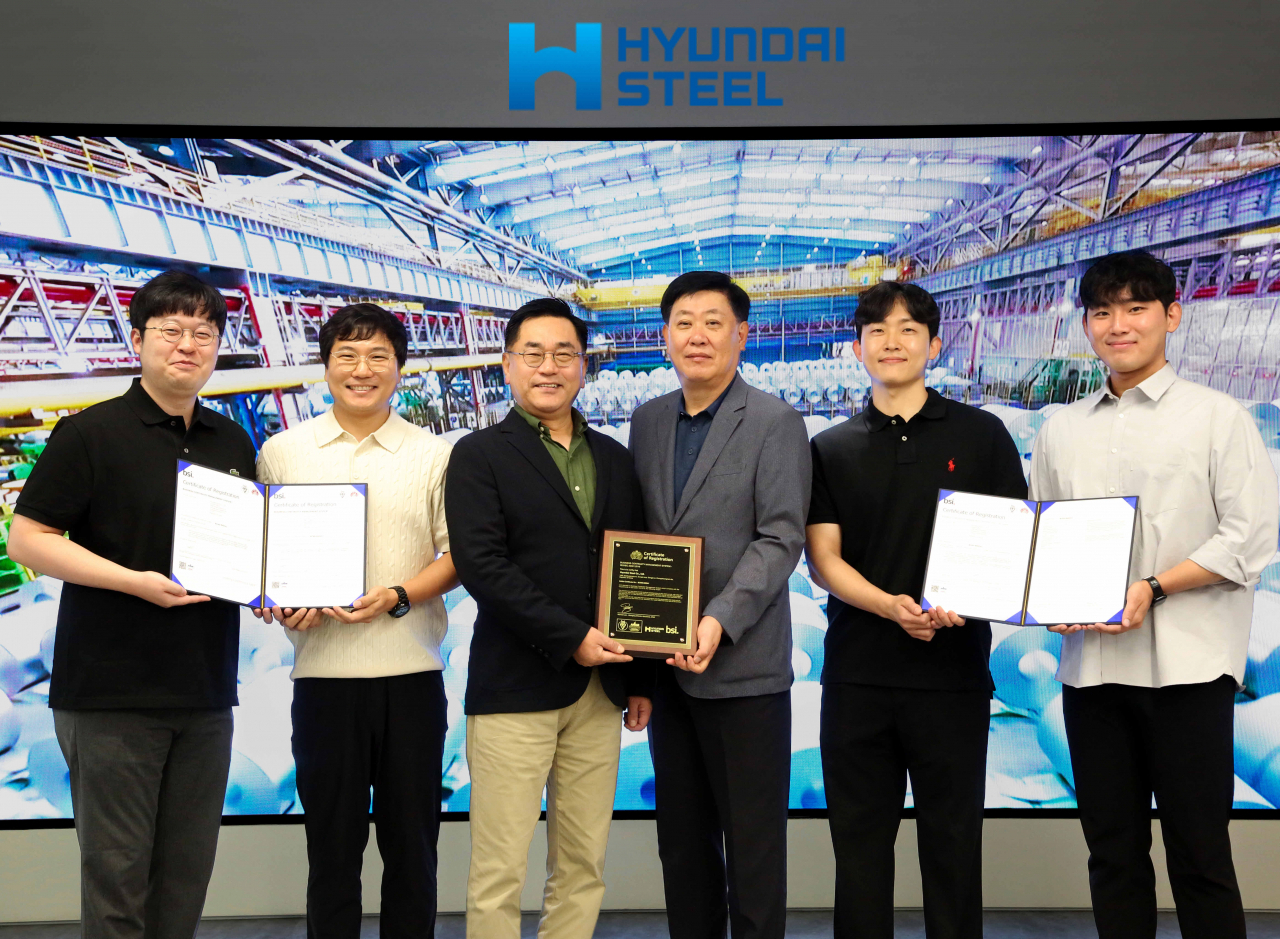현대제철 서상원 경영지원본부장(사진 가운데 좌측), 김원배 판재사업본부장(사진 가운데 우측)을 비롯한 현대제철 임직원들이 ISO 22301 인증서를 들고 사진을 촬영하고 있다. [현대제철 제공]