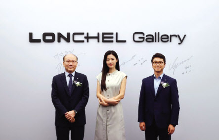 22일 서울 삼성동 ‘론첼 갤러리’오픈 행사에서 LX하우시스의 한명호(왼쪽) 사장, 박대진(오른쪽) B2B담당 이사, 광고모델인 배우 전지현 씨가 기념 촬영을 하고 있다. [LX하우시스 제공]