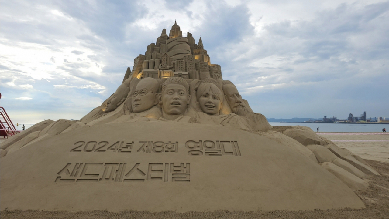 영일대 해수욕장의 메인 모래 작품 '포항의 성장·사랑 이야기 그리고 미래' 모습.[포항시 제공]