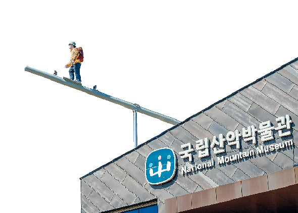 국립산악박물관 외관 조형물. 체코 프라하의 조각 작품 ‘프로이트’를 닮았다.