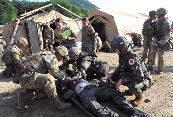 지난달 26일 강원 철원군 심일훈련장에서 열린 한미연합군사령부·합동참모본부·주한미군사령부 연합 의무지원 야외기동훈련(FTX)에서 육군 6사단과 미 2사단, 한미연합사단 의무요원들이 부상자 응급처치를 실시하고 있는 모습 [연합]