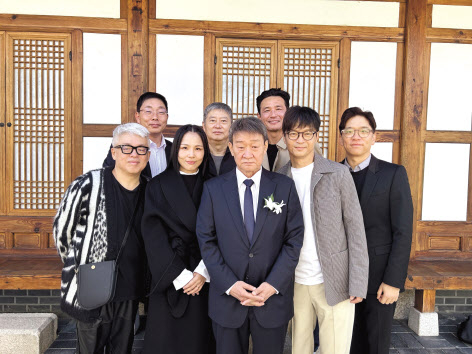 지난해 10월 김민기 아들 결혼식에 참석한 김형석·알리·김민기·박학기·이적·황정민·강승원·조경식 감독(앞줄 왼쪽부터 반시계방향) [박학기 제공]