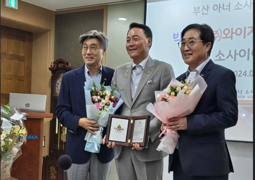 박창식(가운데) 대표가 아너 소사이어티 가입식을 한후 사진촬영을 하고 있다.