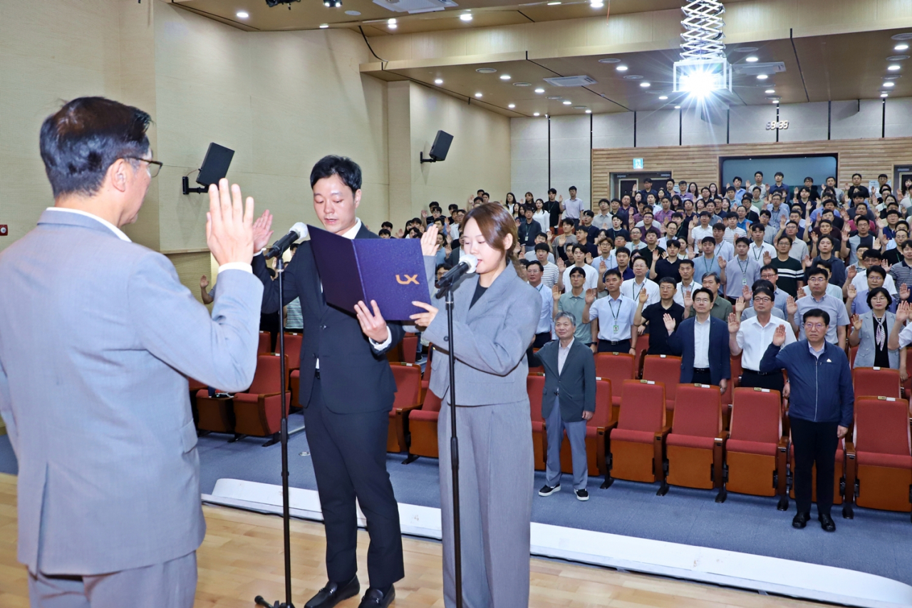 LX한국국토정보공사(LX)는 임직원의 윤리경영 의식확립과 건강한 조직문화를 위해 예방 교육에 나섰다고 23일 밝혔다. 사진은 이날 전주 본사 2층 대강당에서 열린 교육 현장. [LX한국국토정보공사(]