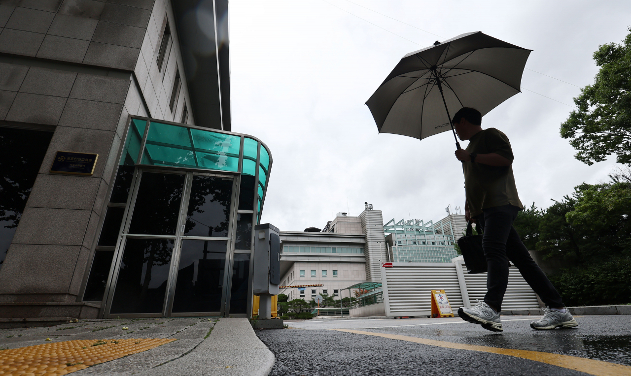 검찰이 김건희 여사를 방문 조사한 것으로 알려진 청와대 인근 대통령경호처 부속 청사에서 23일 시민들이 오가고 있다. [연합]