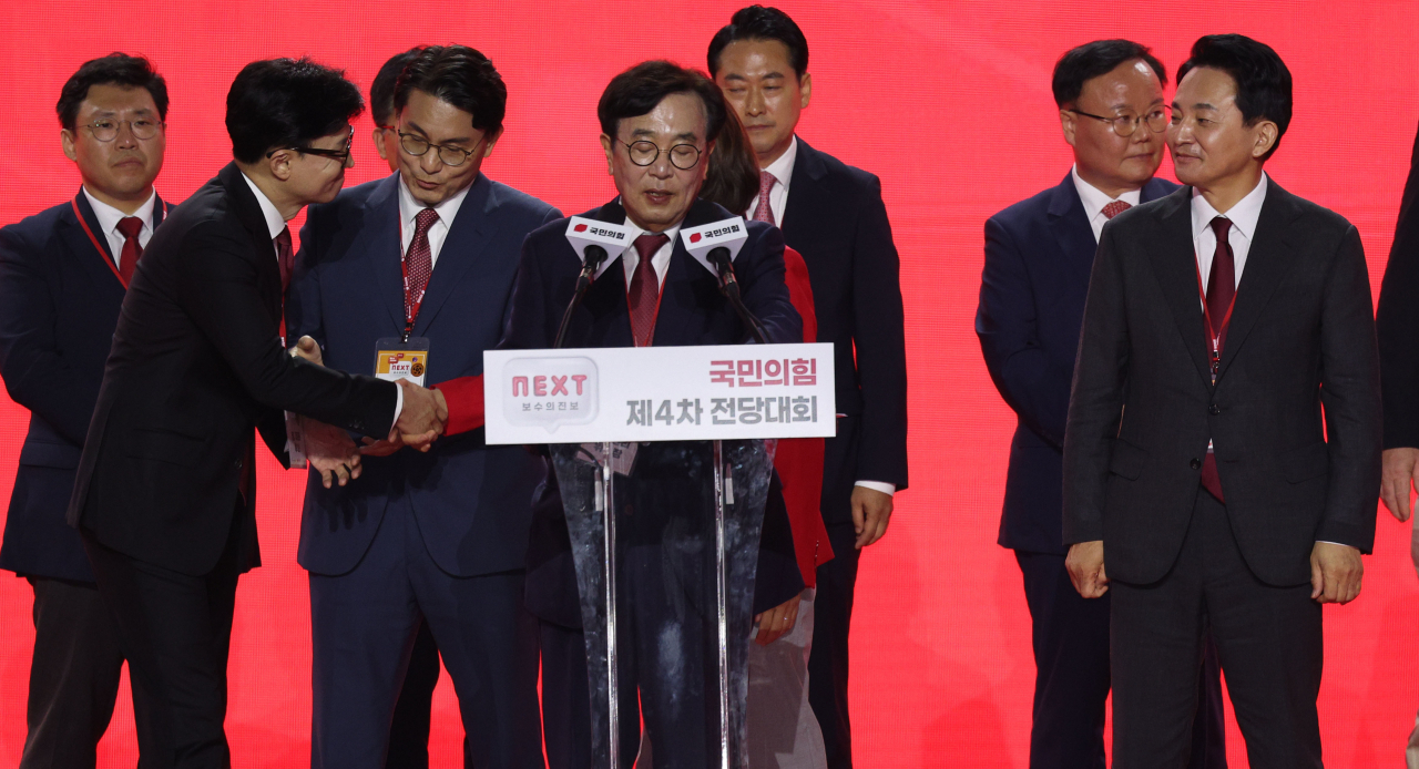 한동훈 국민의힘 당대표 당선자가 23일 오후 고양 킨텍스에서 열린 국민의힘 제4차 전당대회에서 다른 후보들에게 축하받고 있다. [연합]