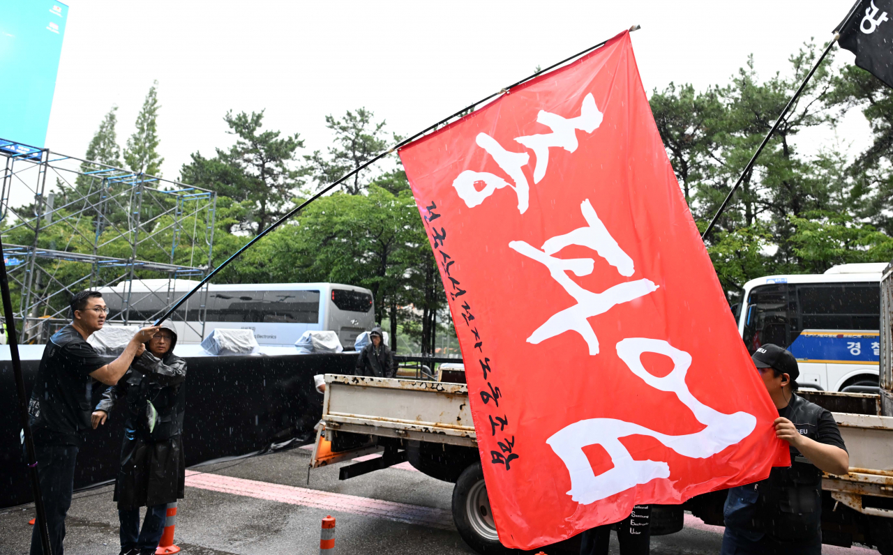 삼성전자 최대 노조인 전국삼성전자노동조합이 사흘간 파업을 예고한 가운데 8일 오전 삼성전자 화성사업장 정문 앞에서 노동조합 관계자들이 파업 집회 준비를 하고 있다. 노조는 총파업에 따른 요구안으로 전 조합원에 대한 높은 임금 인상률 적용, 유급휴가 약속 이행, 경제적 부가가치(EVA) 기준으로 지급하는 초과이익성과급(OPI) 기준 개선, 파업으로 인해 발생하는 임금 손실에 대한 보상 등을 내세웠다. 이상섭 기자
