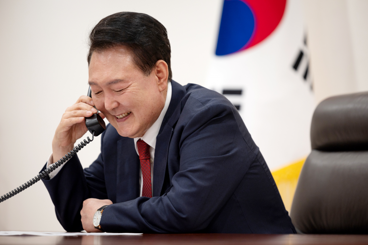 윤석열 대통령이 23일 서울 용산 대통령실 청사에서 페트로 피알라 체코 총리와 전화 통화를 하고 있다. [대통령실 제공]