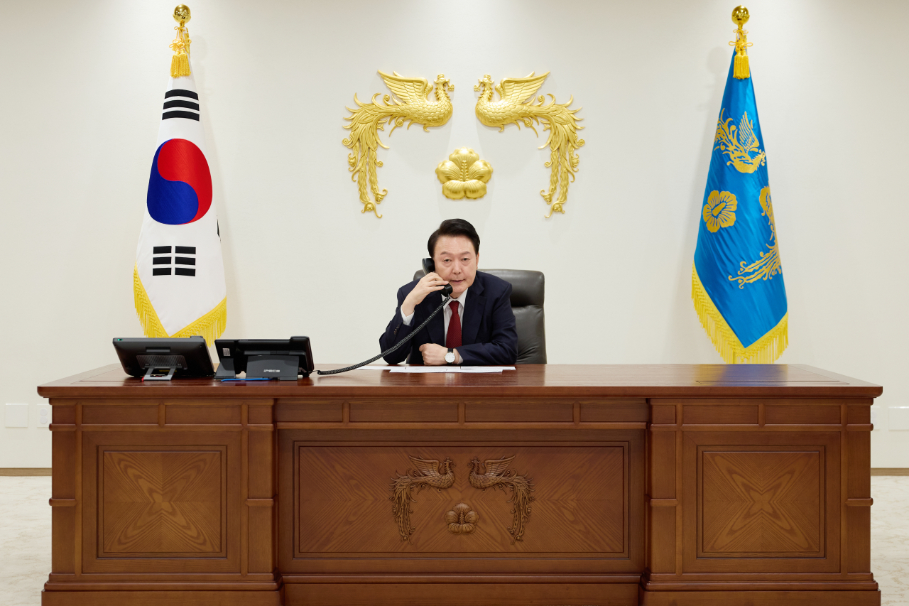 윤석열 대통령이 23일 서울 용산 대통령실 청사에서 페트로 피알라 체코 총리와 전화 통화를 하고 있다. [대통령실 제공]