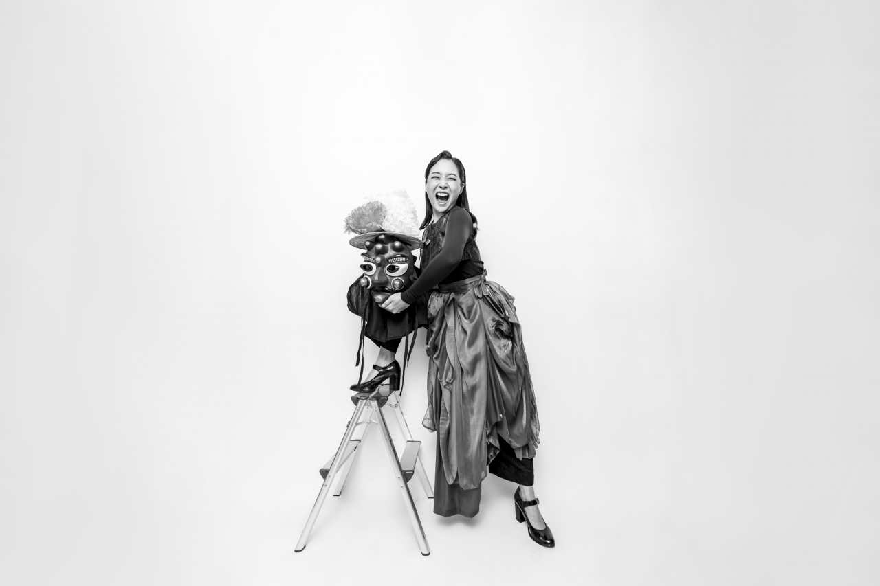 “서울 강남 테헤란로에서 탈춤을 추고 있지만, 황해도엔 한 번도 가보진 못했다”는 탈꾼 박인선의 탈춤엔 동시대 장르로의 지속가능성을 위한 고민이 담겼다. [국립극장 제공]