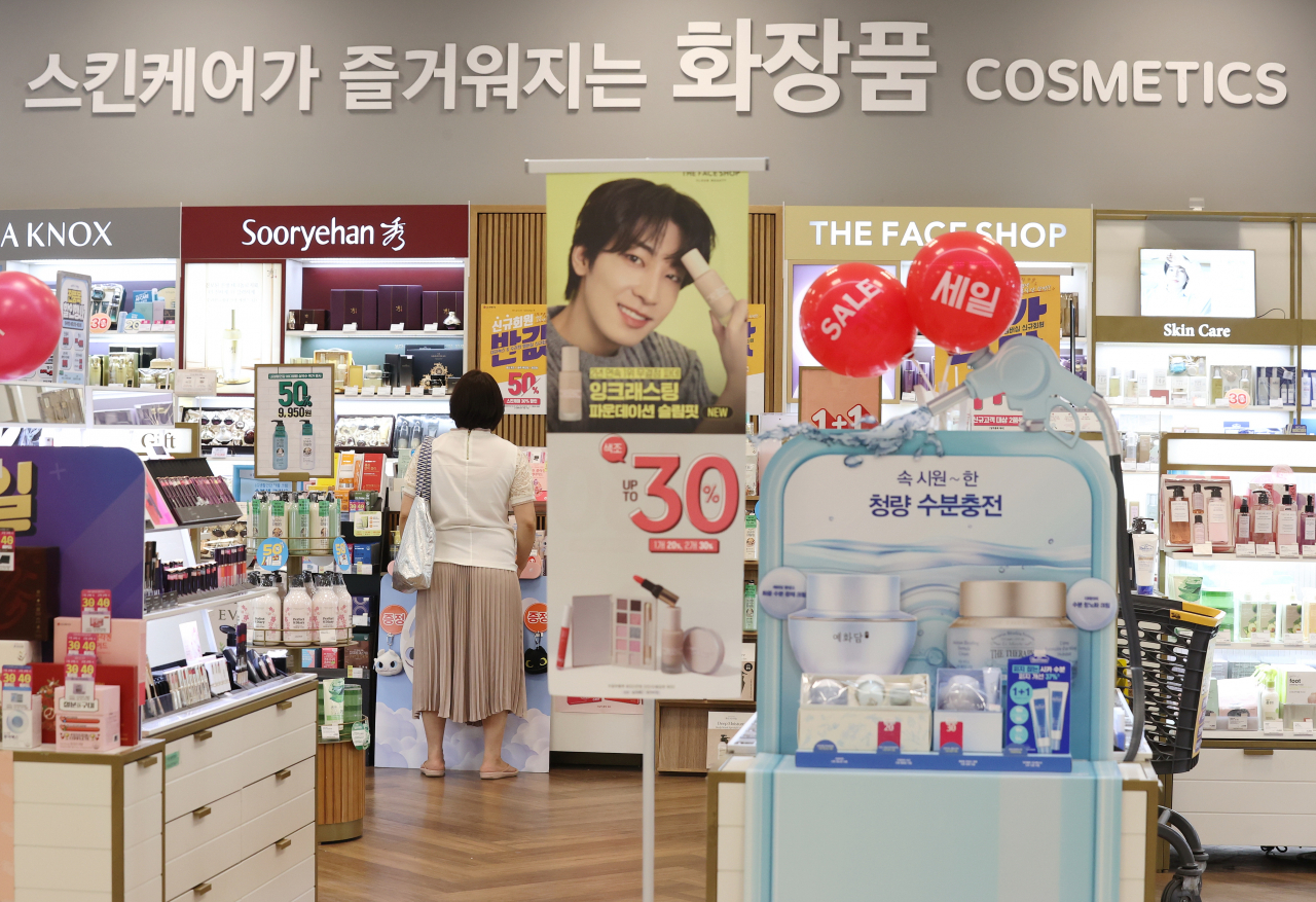 올해 K-화장품 수출국은 170개국이 넘는다. 사진은 이날 서울 한 대형마트의 화장품 판매 부스. 연합뉴스