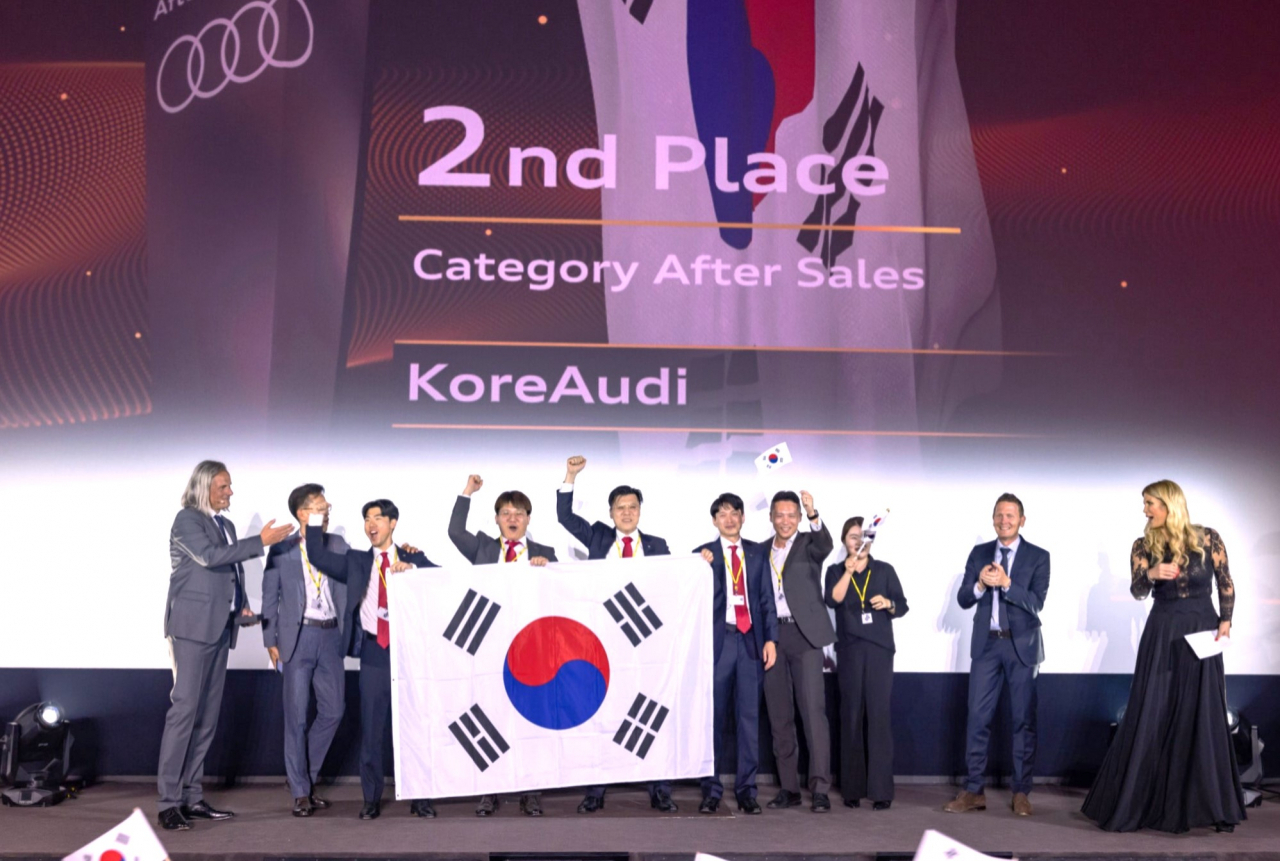 아우디 코리아 소속 직원들이 ‘아우디 트윈컵 2024 월드 챔피언십’에서 에프터 세일즈 부문 2위 차지하고 기념사진을 촬영하고 있는 모습. [아우디 코리아 제공]