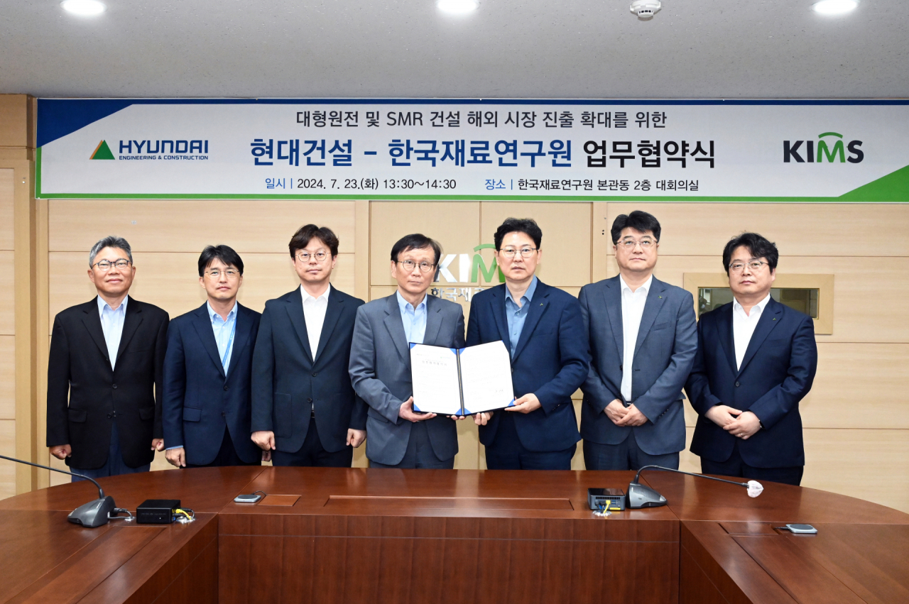 한국재료연구원과 현대건설이 대형 원전 및 SMR 건설 연구개발을 위한 업무협약을 체결했다. 최철진(가운데 협약서를 들고 있는 왼쪽) 한국재료연구원장, 최영 현대건설 뉴에너지 사업부장(오른쪽).[한국재료연구원 제공]