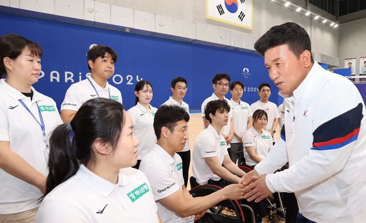 하나금융그룹은 지난 23일 오후 ‘대한장애인체육회 이천선수촌’을 방문해 ‘2024 파리 패럴림픽’에 참가하는 국가대표 선수단을 격려하고, 대한장애인체육회에 후원금을 전달했다. 사진은 이날 격려 행사에 참석한 함영주(오른쪽에서 첫 번째) 하나금융그룹 회장이 국가대표 배드민턴 선수단을 격려하는 모습.[하나금융그룹 제공]