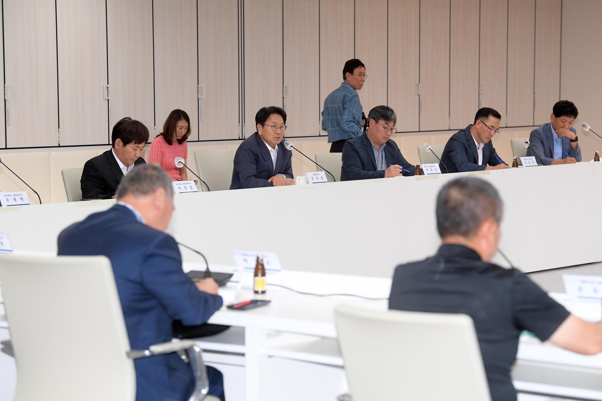 광주시가 대규모 복합쇼핑몰 입점이 지역 상권에 미치는 영향을 분석하고 대응하기 위해 상권 영향평가 연구용역에 나선다.