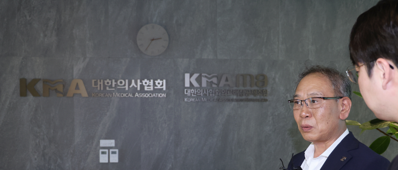 올바른 의료를 위한 특별위원회(올특위) 공동위원장인 임정혁 대전시의사회장이 20일 오후 서울 용산구 의협회관에서 열린 올특위 4차 회의에 참석하며 취재진 질문에 답하고 있다. [연합]