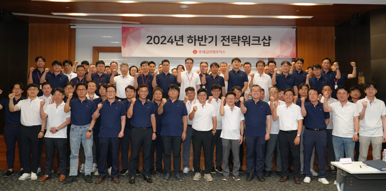 롯데글로벌로지스가 지난 23일 강병구(앞줄 가운데) 대표이사와 전 임원 및 팀장이 참석한 ‘2024년 하반기 전략 워크샵’을 실시한 가운데 참석자들이 기념촬영을 하고 있다. [롯데글로벌로지스 제공]